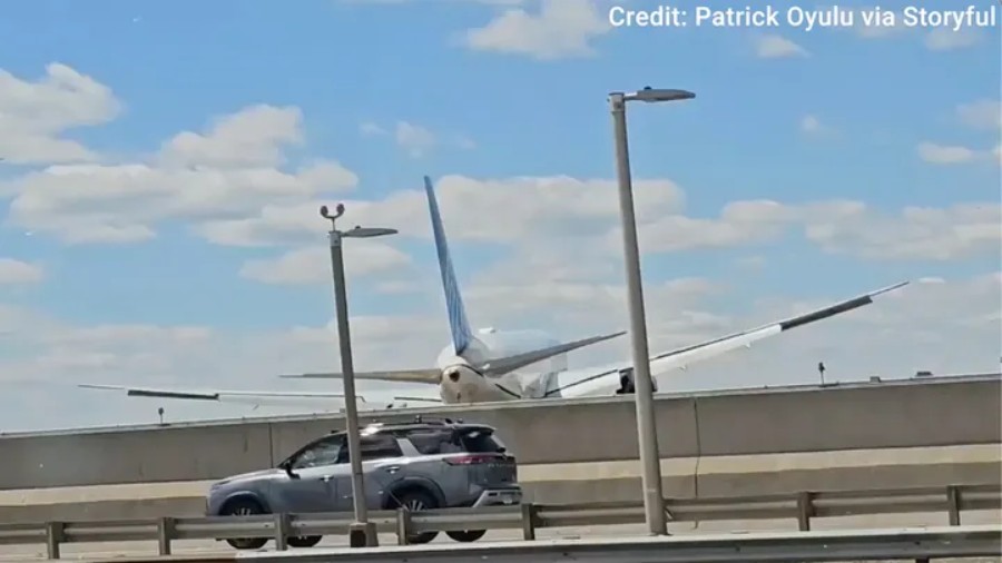 United Airlines Flight From Venice Strikes Light Pole and Tractor-Trailer on Approach to Newark — 221 Passengers Unharmed, Truck Driver Hospitalized United Airlines Flight From Venice Strikes Light Pole and Tractor-Trailer on Approach to Newark — 221 Passengers Unharmed, Truck Driver Hospitalized