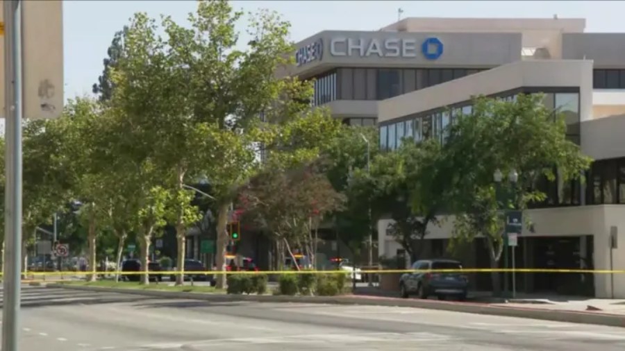 Bakersfield Chase Bank Bomb Threat Standoff Continues as Police Negotiators Work to Free People Inside Bakersfield Chase Bank Bomb Threat Standoff Continues as Police Negotiators Work to Free People Inside